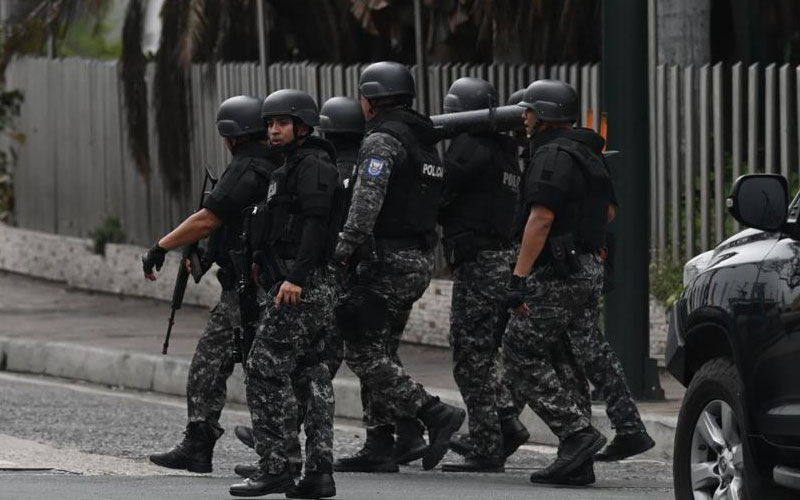 Militares liberan a 46 mineros secuestrados en el sur de Ecuador