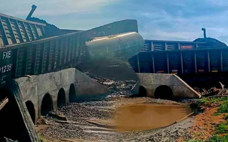 FGR investiga derrame de 59 mil litros de químico tras descarrilamiento de Ferromex en Naco