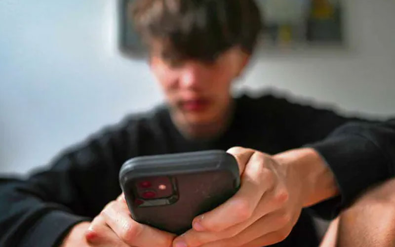 Francia prohíbe el uso de redes sociales a menores de 15 años