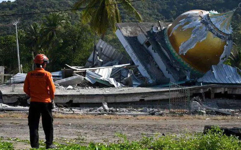  Sismo de 7.7 deja 68 muertos y más de 12 mil desplazados en Indonesia