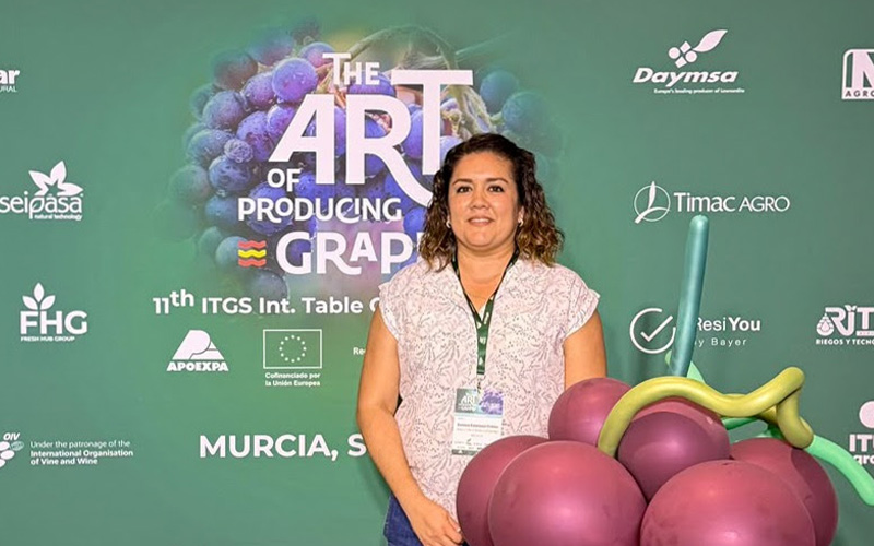 Docente de la UES participa en simposio internacional de uva de mesa en España