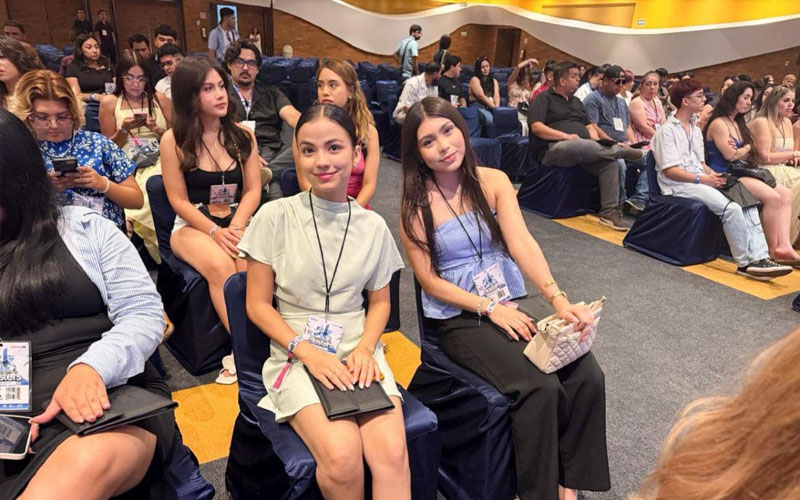 Estudiantes de la UES fortalecen su formación profesional en congreso nacional de negocios