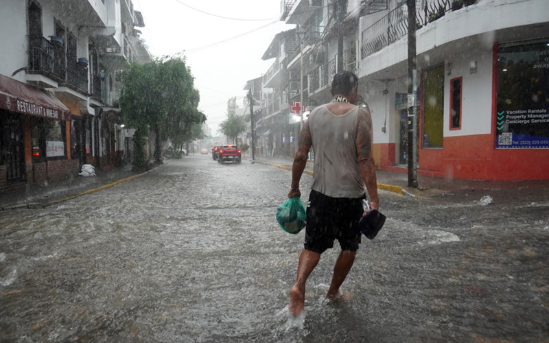 Huracán Trudy amenaza costas de Jalisco y Colima; alertan por lluvias intensas en varios estados
