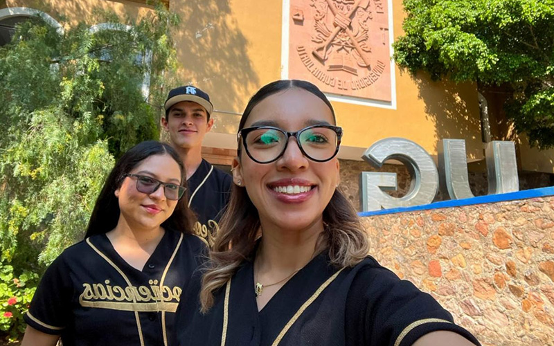 Nueve estudiantes de la UES realizan intercambio académico en México y Colombia