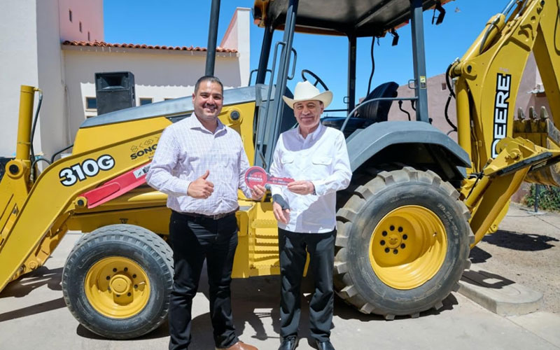  Alfonso Durazo lleva apoyos, becas y maquinaria a municipios del noroeste de Sonora
