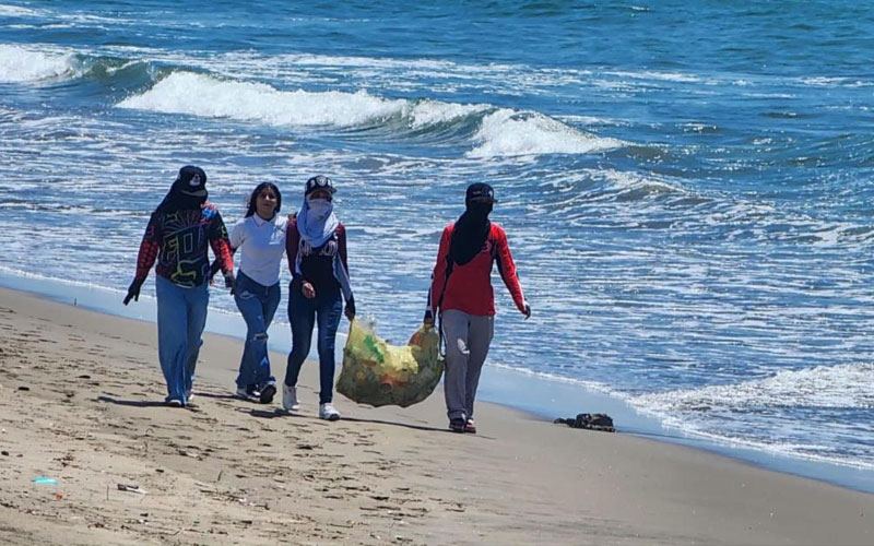 Estudiantes del Cecyte Sonora realizan jornada de limpieza en la playa de Huatabampito
