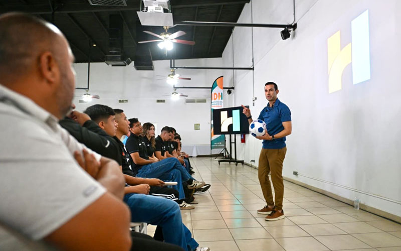 Concluye diplomado de arbitraje con César Arturo Ramos en Hermosillo