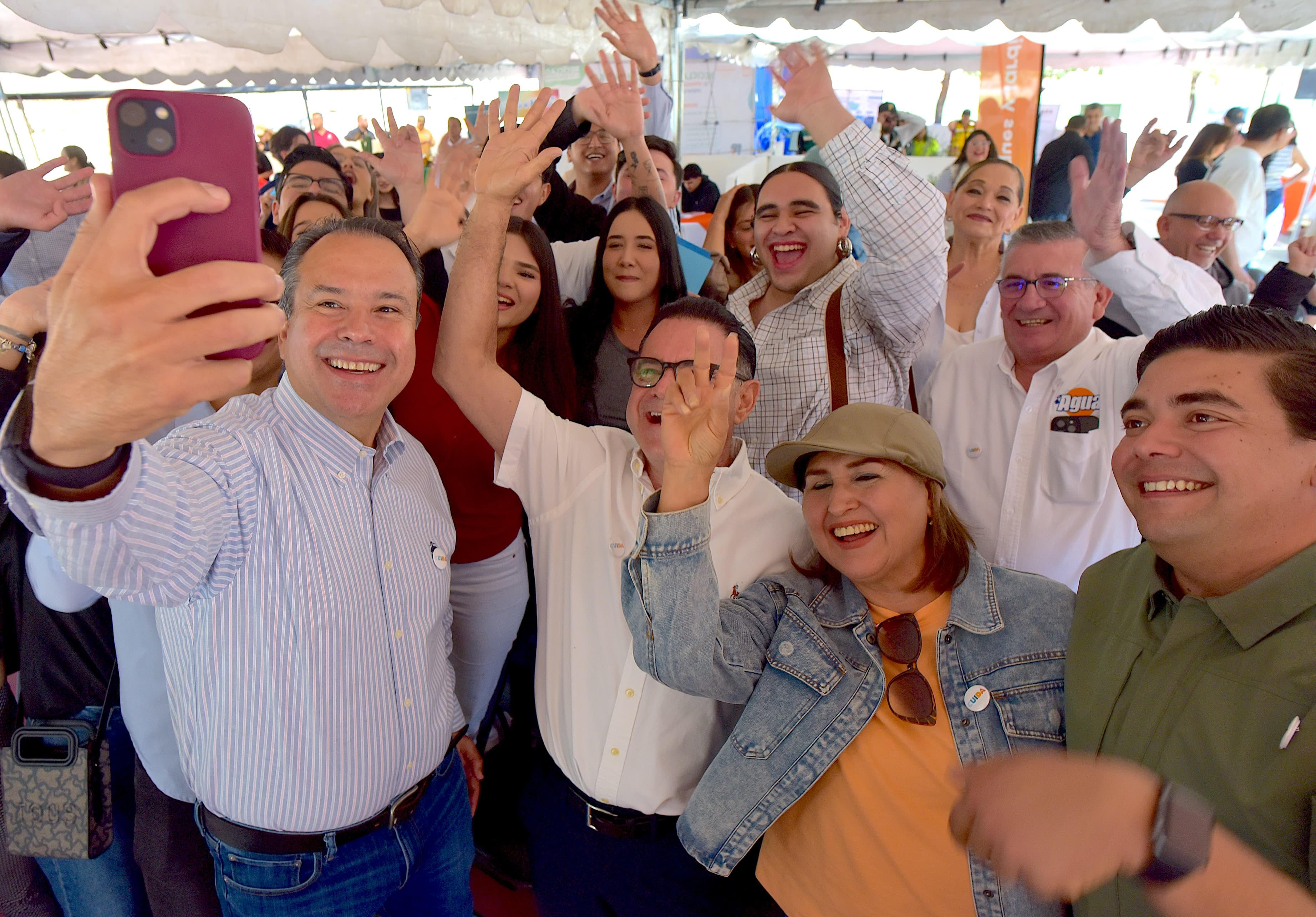 Premia Toño Astiazarán a ganadores del Concurso Salvemos el AguaH