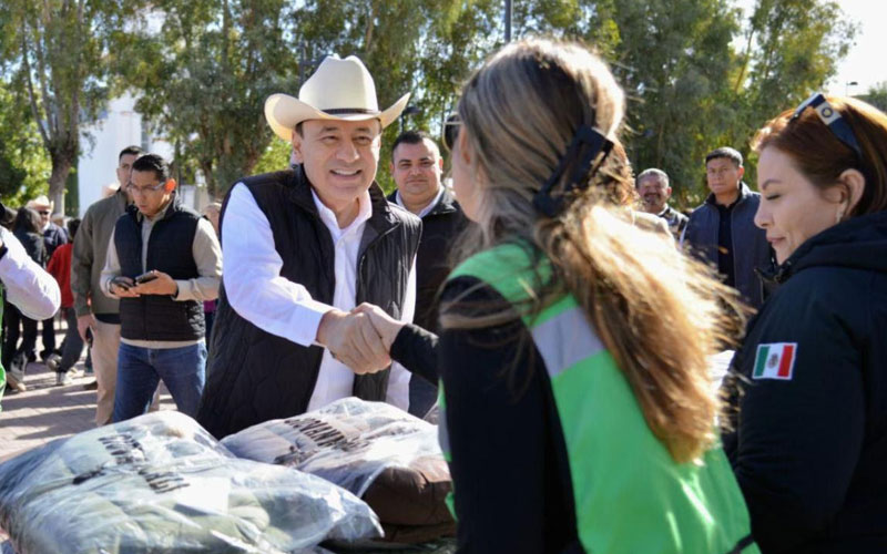 Lleva Alfonso Durazo a familias de poblaciones vulnerables despensas, colchonetas, juguetes y otros artículos