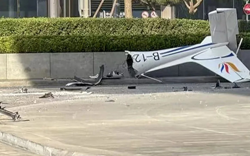 Muere piloto tras estrellarse avioneta contra rascacielos en Pekín; hay 13 heridos