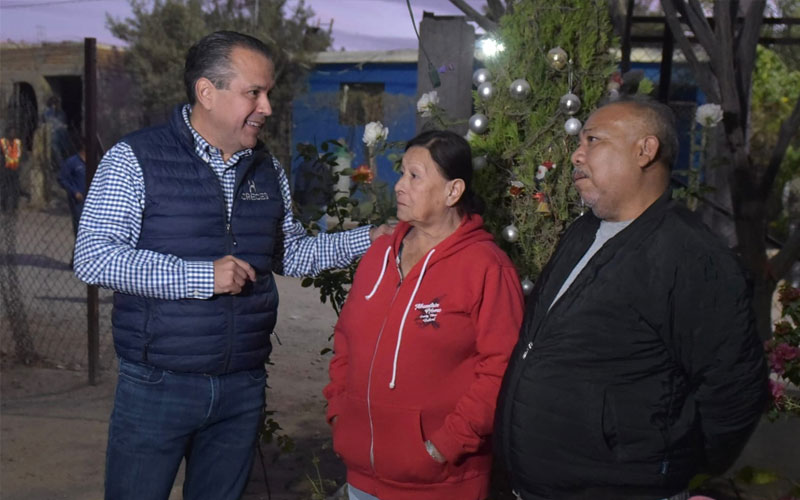 Apoya Toño Astiazarán a familias de la Adolfo López Mateos con cuarto en vivienda y tinacos