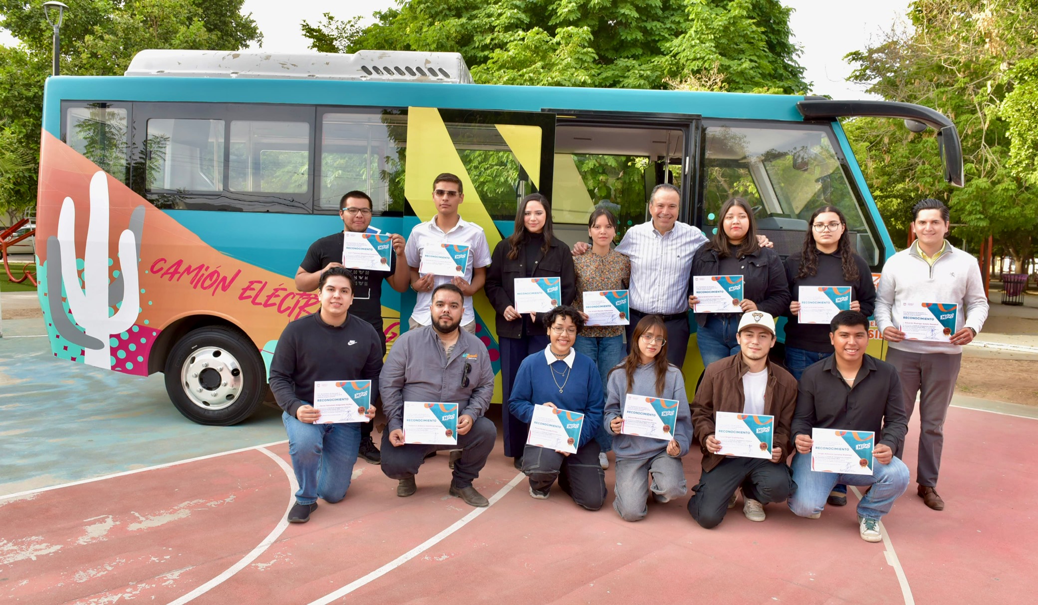 Estudiantes beneficiados cuidarán el correcto funcionamiento y transparencia del HBUS: Toño Astiazarán