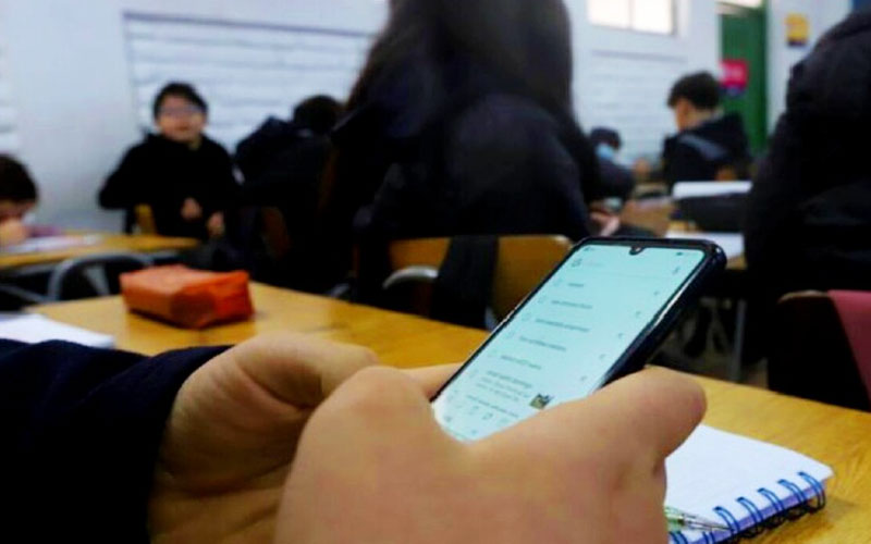 Menos de la mitad de docentes de educación básica respondió encuesta de la SEP sobre celulares en escuelas