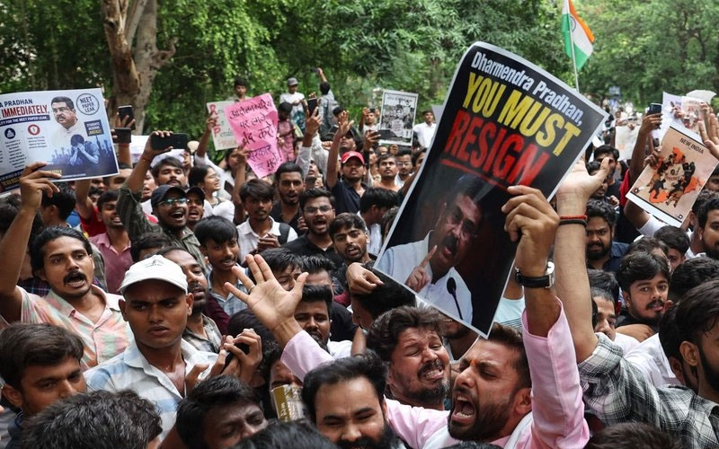 Policía reprime protesta juvenil en Nueva Delhi que exigía renuncia del ministro de Educación