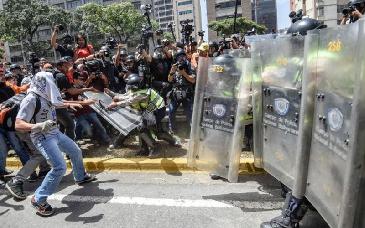 Protesta salarial en Venezuela deriva en choques con la policía
