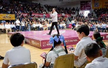 Entrega Alfonso Durazo más de 4 mil becas a estudiantes de primaria en Hermosillo