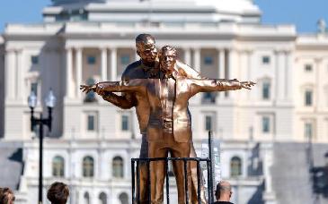 Estatua satírica de Trump y Epstein aparece en Washington