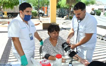 Ayuntamiento de Hermosillo lleva jornada gratuita de salud y entrega de lentes a familias
