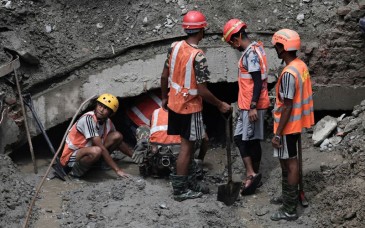 Rescatan con vida a dos trabajadores atrapados nueve días en túnel de Nepal