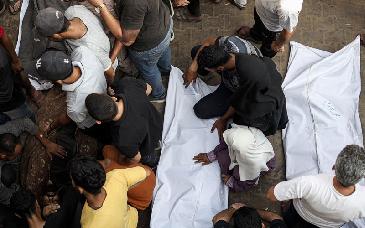 Custodios de EU disparan contra palestinos hambrientos que buscan comida en Gaza