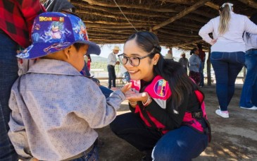 Entregan apoyos alimentarios y útiles escolares a familias guarijías de Álamos