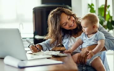 ¿Cómo apoyar a las madres trabajadoras en tu equipo sin caer en clichés?