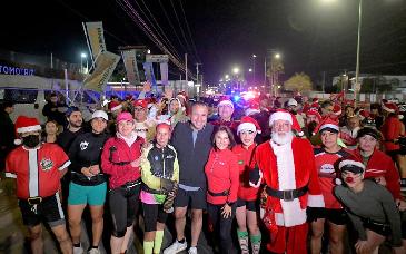 Toño Astiazarán participa en el Trote Navideño con Santa y fortalece la convivencia familiar en Hermosillo