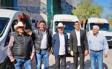 Gobernador Durazo entrega vehículos para transporte escolar en Moctezuma, Huásabas y Tepache