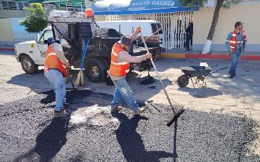 Continúa Gobierno Municipal jornadas de bacheo para dar  mantenimiento a calles de la ciudad