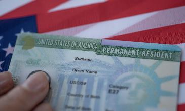 Trump suspende visas y green cards con efecto inmediato