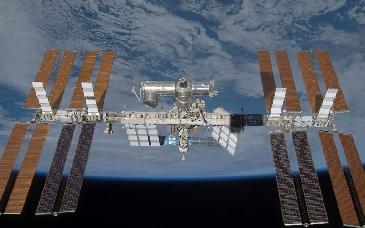 Astronautas de la EEI se preparan para evacuación por fugas de aire