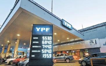 Argentina ajusta impuestos a combustibles y difiere alzas para contener inflación