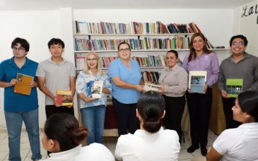 Donan libros de Unison para fortalecer biblioteca de Itama Femenil