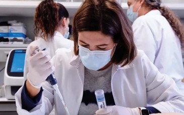 Científicos dejan Estados Unidos ante recortes y buscan mejores condiciones en otros países