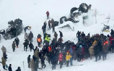Avalanchas de nieve matan al menos a dos personas en los Alpes italianos