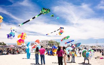 Viste Sky Fest de colores el cielo de Bahía de Kino con papalotes gigantes