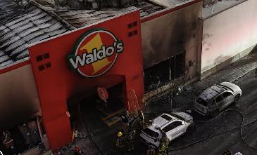 Incendio gravísimo en tienda Waldos
