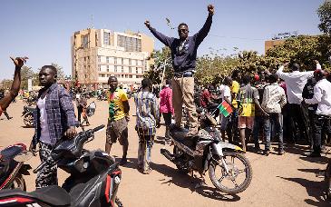 Anuncian militares que toman el poder en Burkina Faso