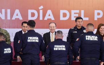 Entrega Alfonso Durazo 37 patrullas a la PESP y reconoce labor policial en su día