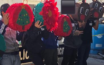 Menores en proceso de reintegración social aportan piñatas y 120 kg de frijol a causa comunitaria