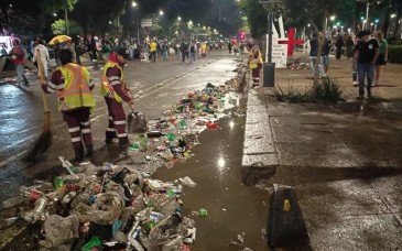 Retiran toneladas de basura tras festejos por triunfo de México en Reforma