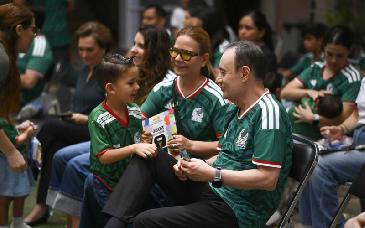 Alfonso Durazo convive con jóvenes durante debut de México en Mundial 2026