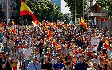 Miles marchan en Madrid contra Pedro Sánchez; reportan detenidos y policías heridos