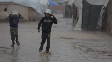 En Gaza, 10 bebés muertos por frío y miles de niños con lesiones vertebrales por balas