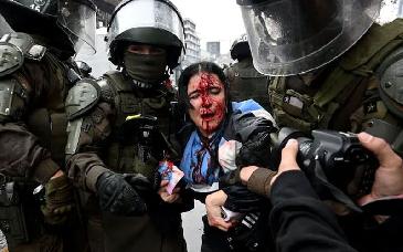 Estudiantes protestan en Chile contra ley de revisión de mochilas en escuelas