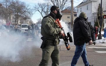 ICE lanza gases lacrimógenos contra activistas en Mineápolis; crece la tensión