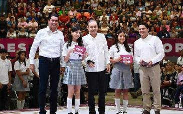 Gobernador Durazo entrega 60 mil becas a estudiantes de primaria y secundaria en Sonor