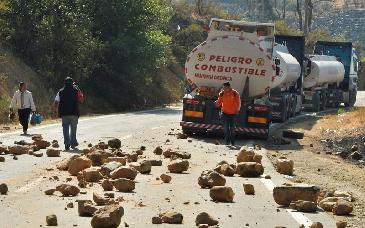 Bolivia ordena desbloqueo de carreteras y denuncia intento de desestabilización
