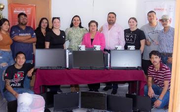 Gobierno de Sonora entrega computadoras a jóvenes de la Casa del Estudiante Urense