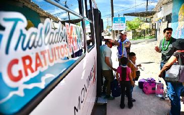 Familias aprovechan transporte a Bahía de Kino a cambio de apoyo solidario en Hermosillo